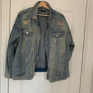 POCKETED STUDDED DENIM JACKET - LIGHT WASH -